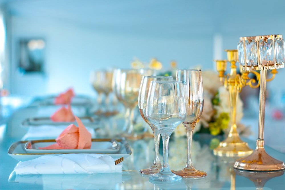 un groupe de verres sur une table