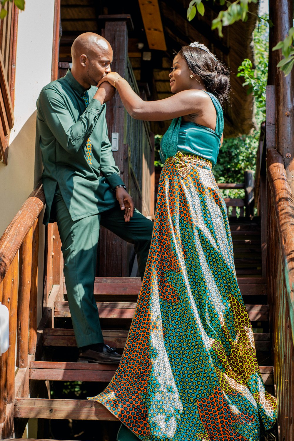 Un homme et une femme s’embrassent