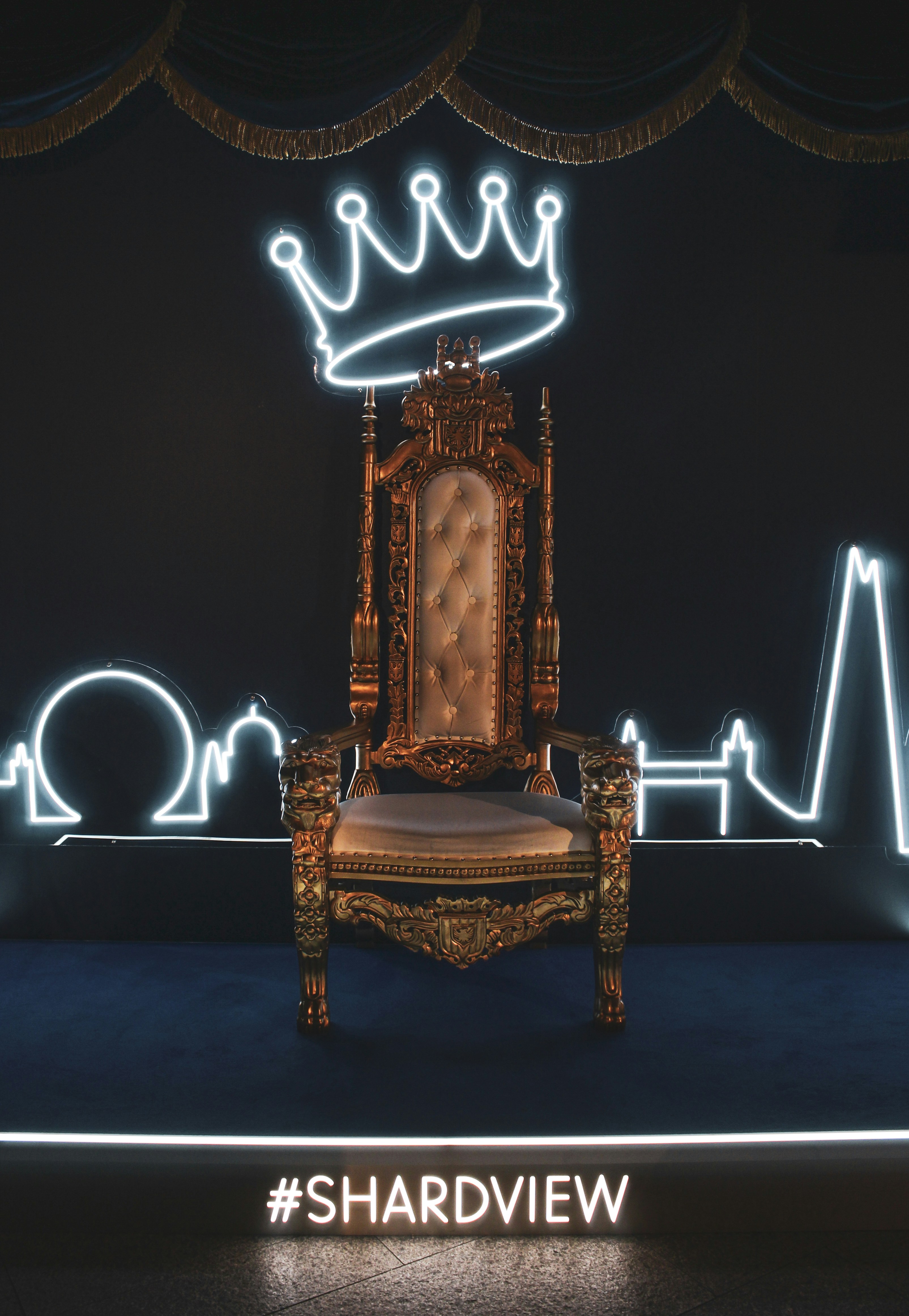 una silla con un letrero encima