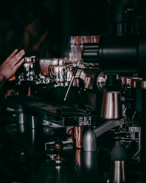 Máquina de café profesional en un local de Tocopilla