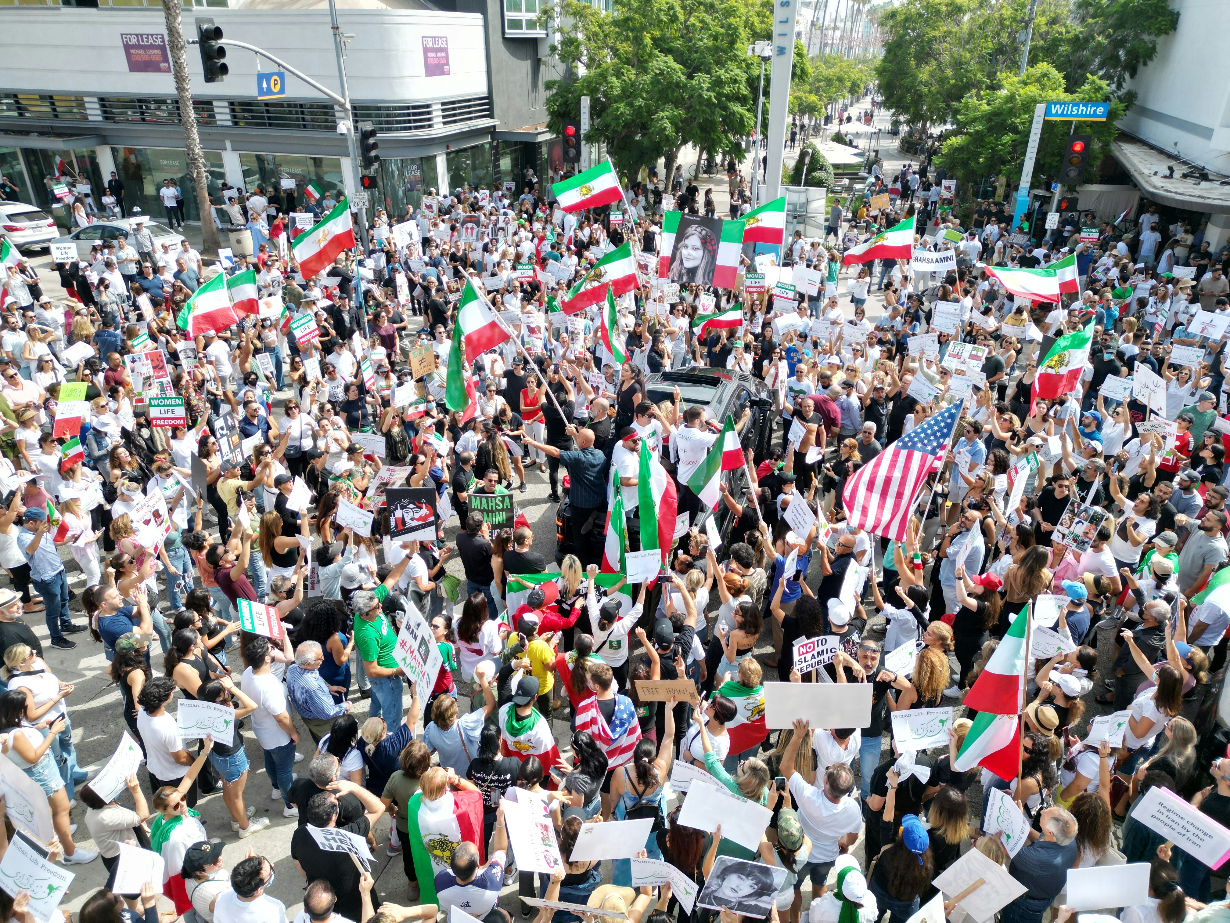 نوسان شدید نرخ دلار در ایران هم‌زمان با ادامه اعتراضات سراسری