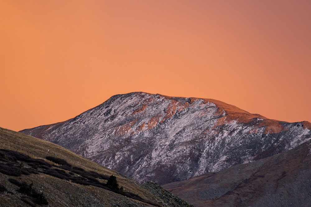 una montagna con la neve