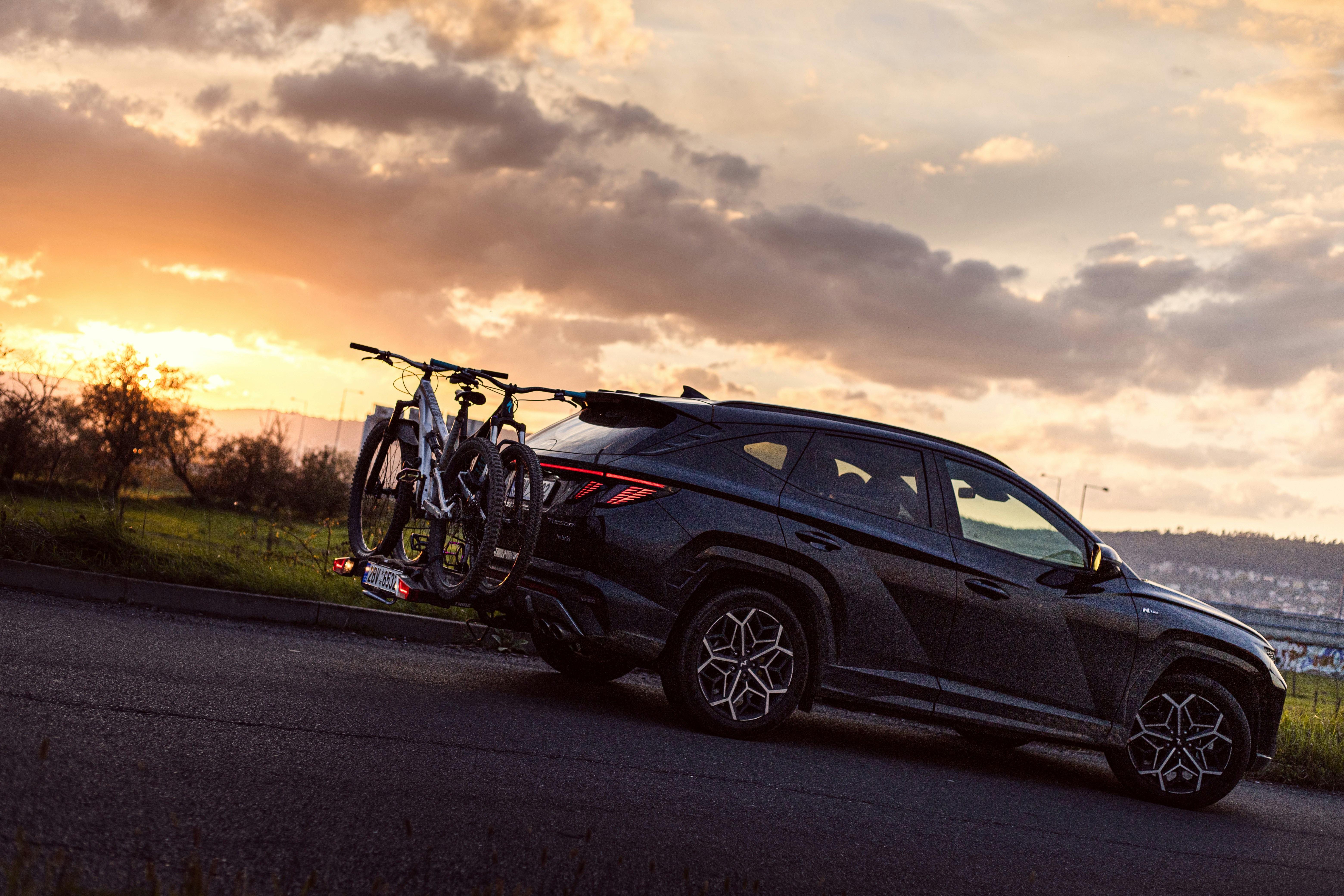 Une voiture avec des vélos sur le toit