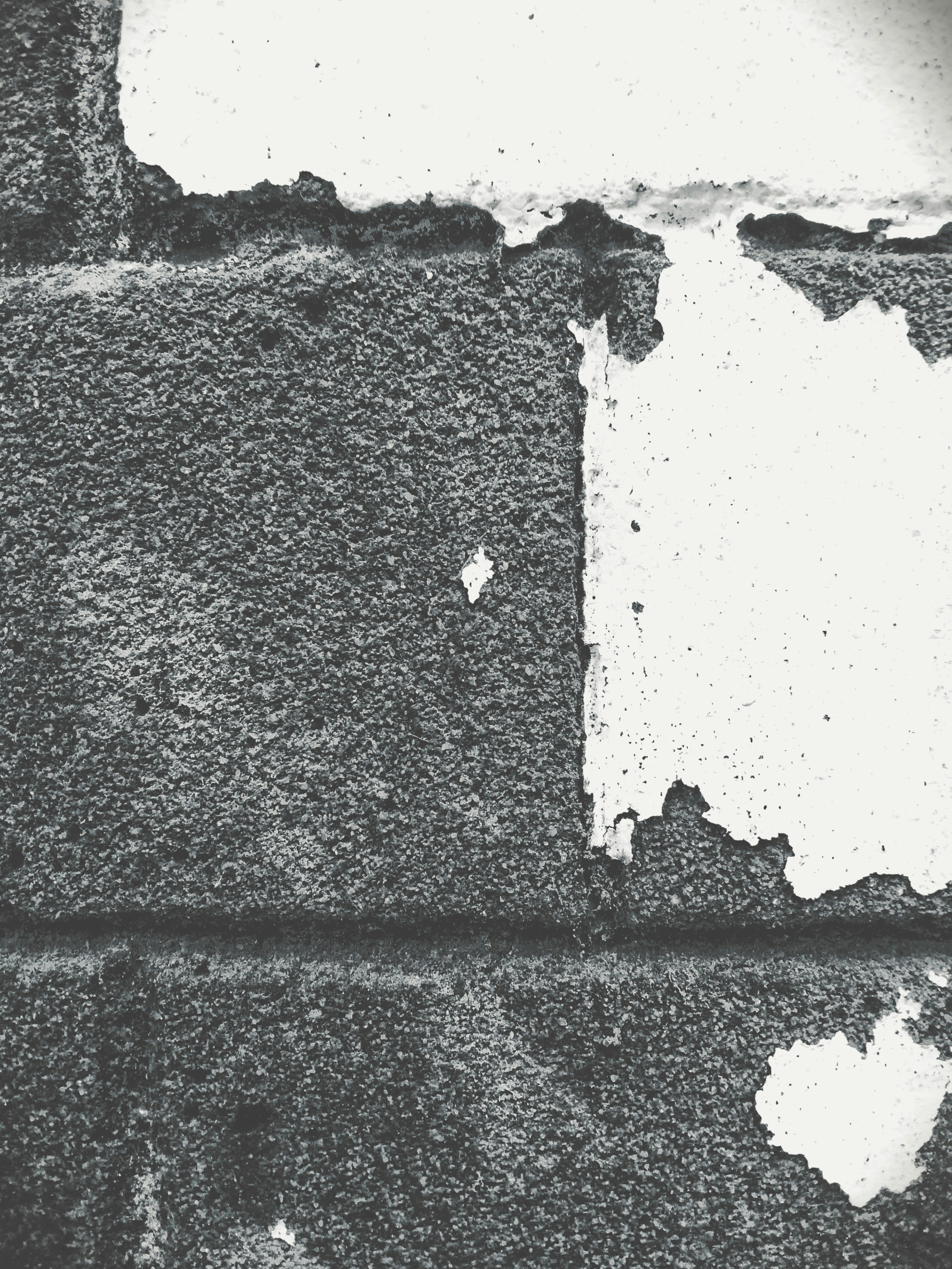 Una foto en blanco y negro de una pared con un agujero
