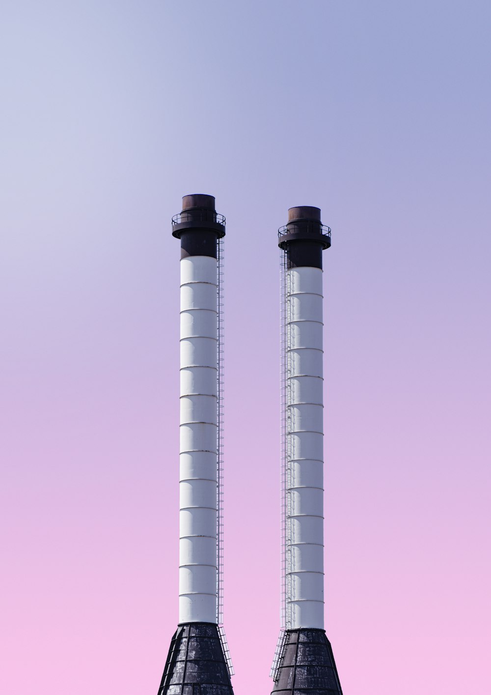 Una torre alta con un cielo azul