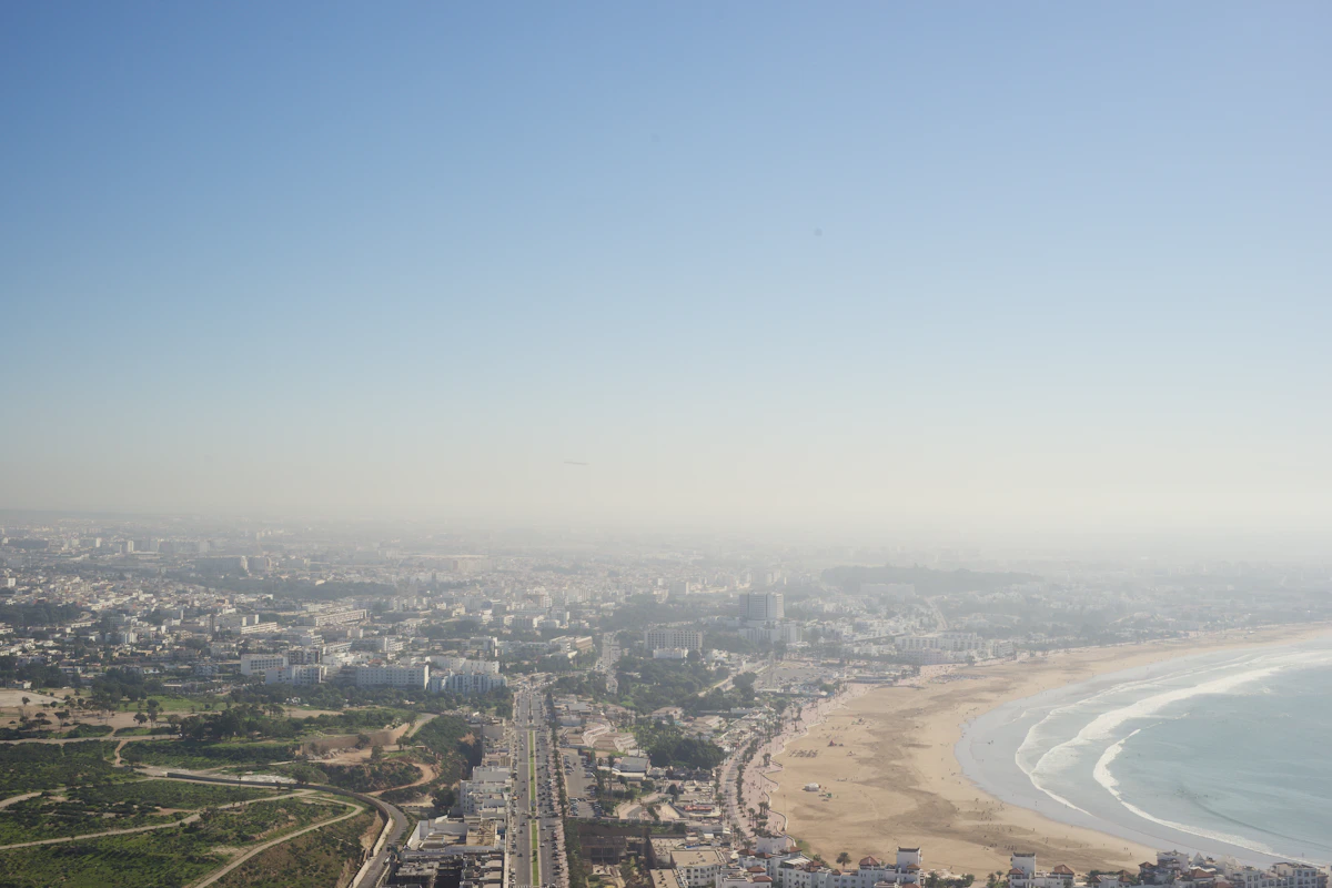 Vue aérienne de la baie d'Agadir le long de la côte atlantique — agence SEO Agadir