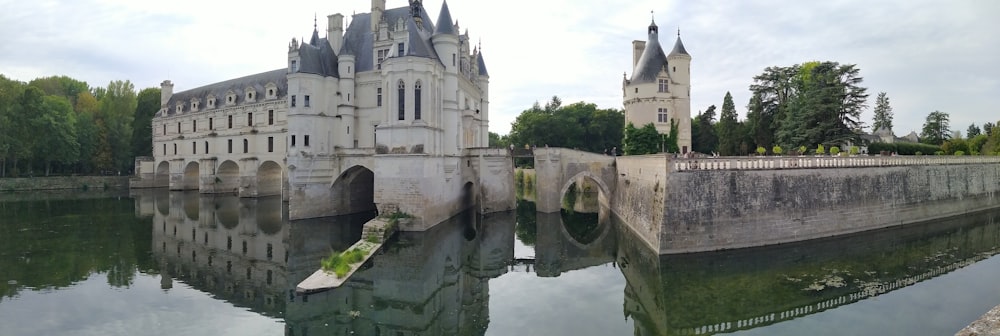 Un château sur un pont sur l’eau