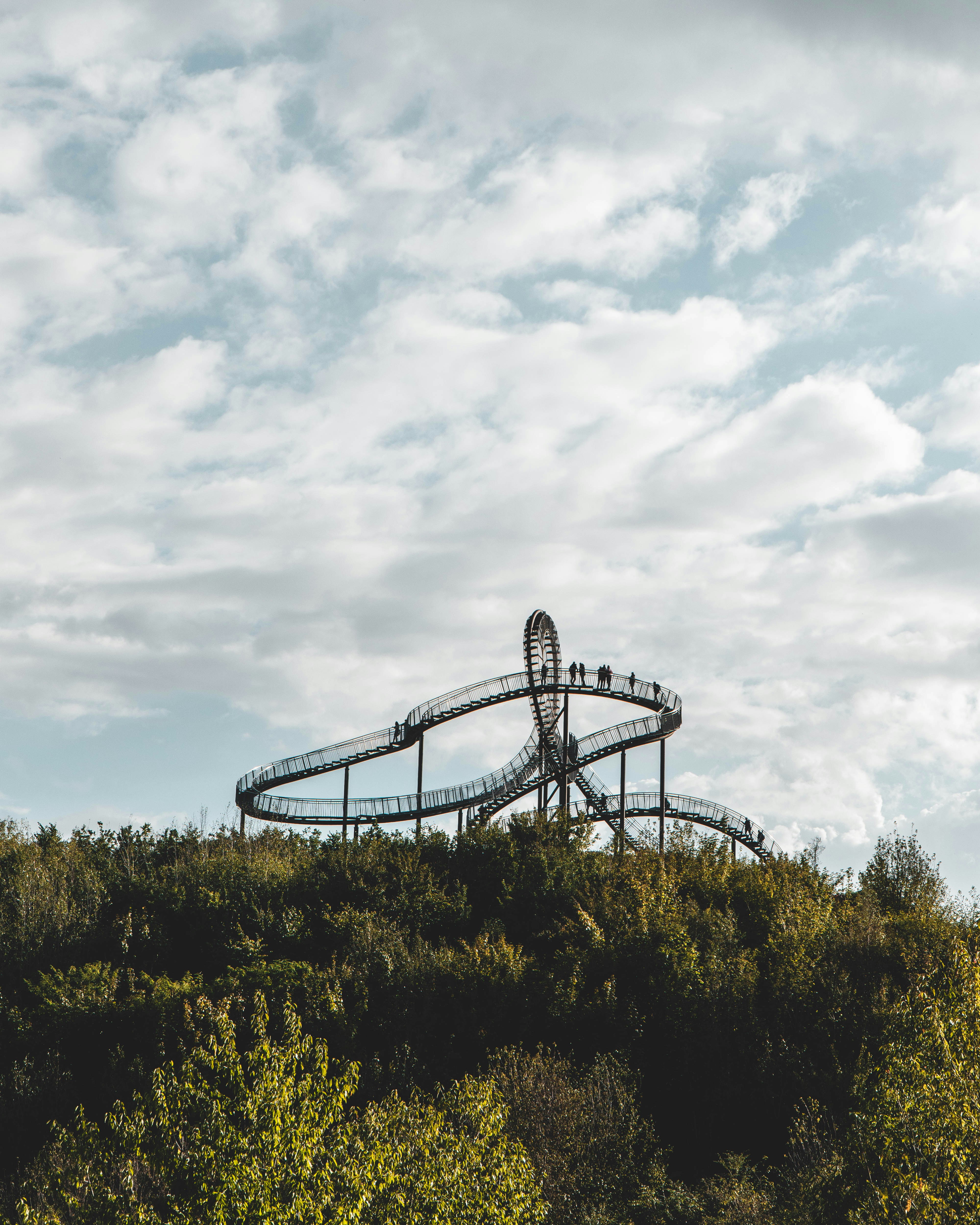 Eine Achterbahn auf einem Feld
