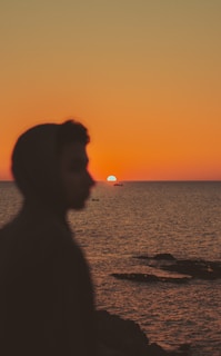 Silhouette at sunrise symbolizing hypnotherapy and subconscious reprogramming