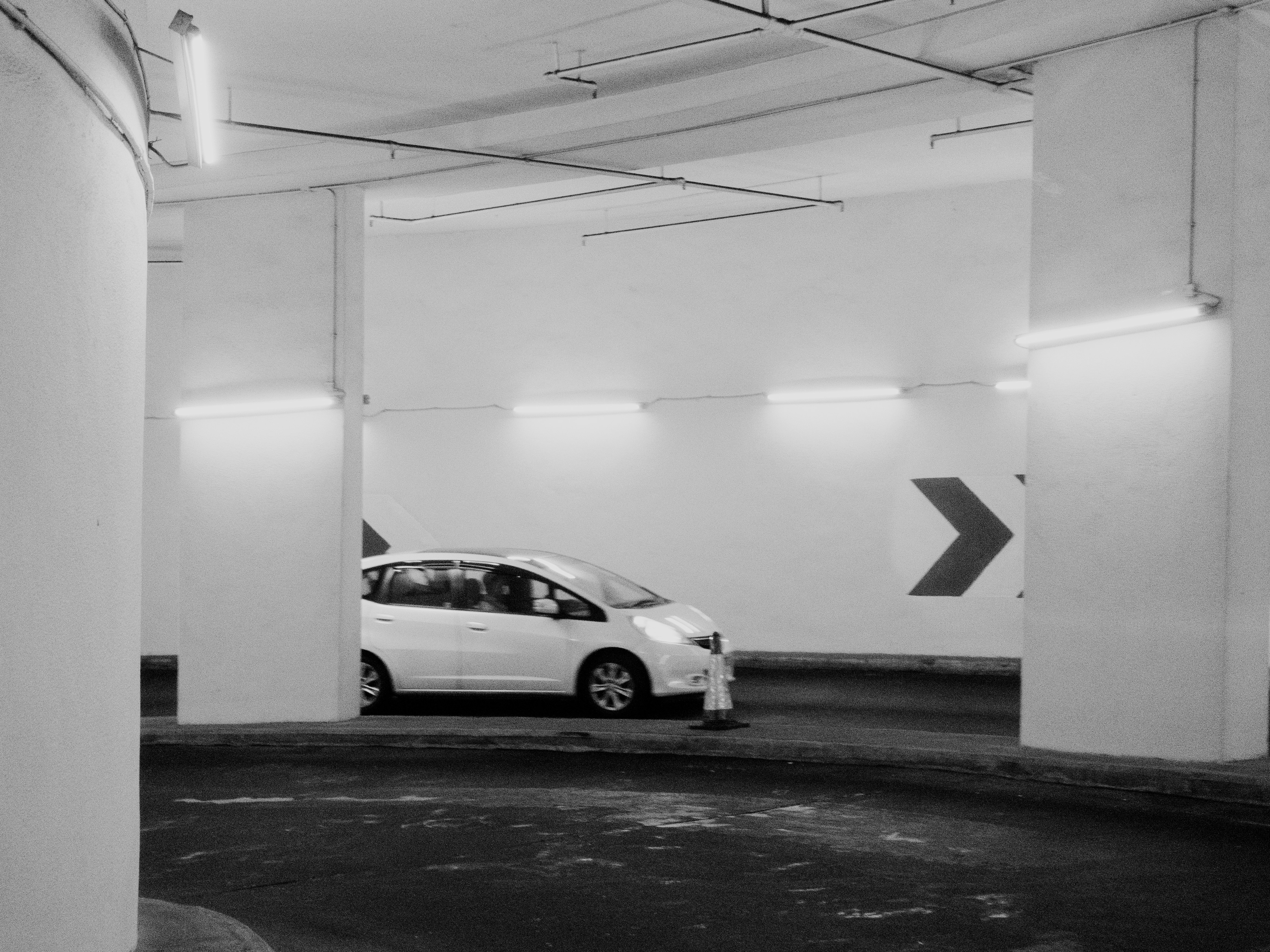 Concrete parking garage interior, ilustrasi artikel Urban Depths: Exploring the Aesthetic of Underground Parking Lot Wallpapers 7