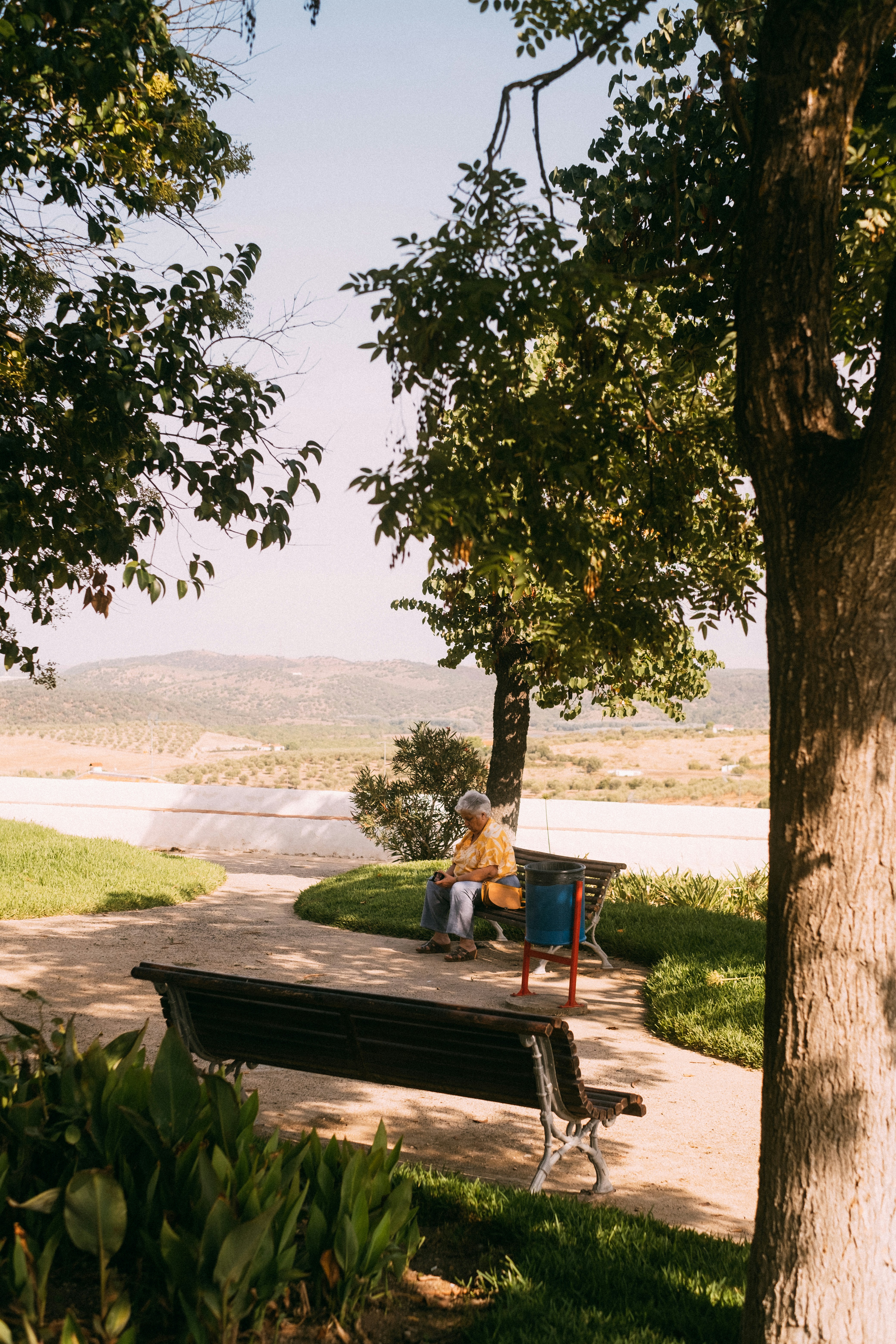A person sitting on a bench photo – Free Portugal Image on Unsplash