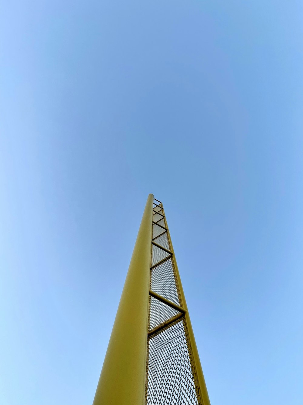 una alta torre de metal