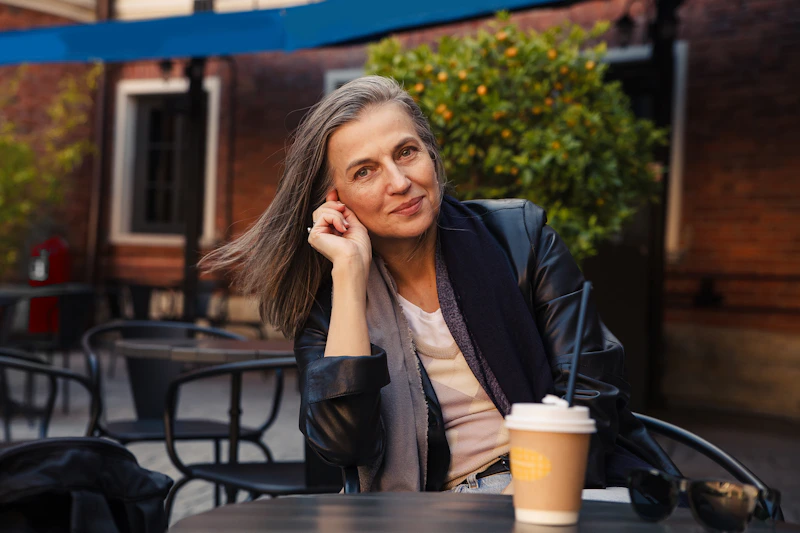 Sugar Mommy sitzt am Tisch