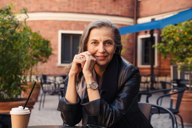 Elegante Sugar Mommy sitzt entspannt im Freien