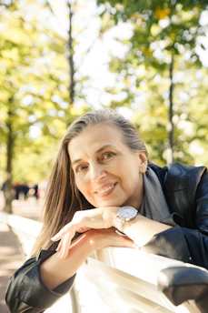 une femme assise sur un banc