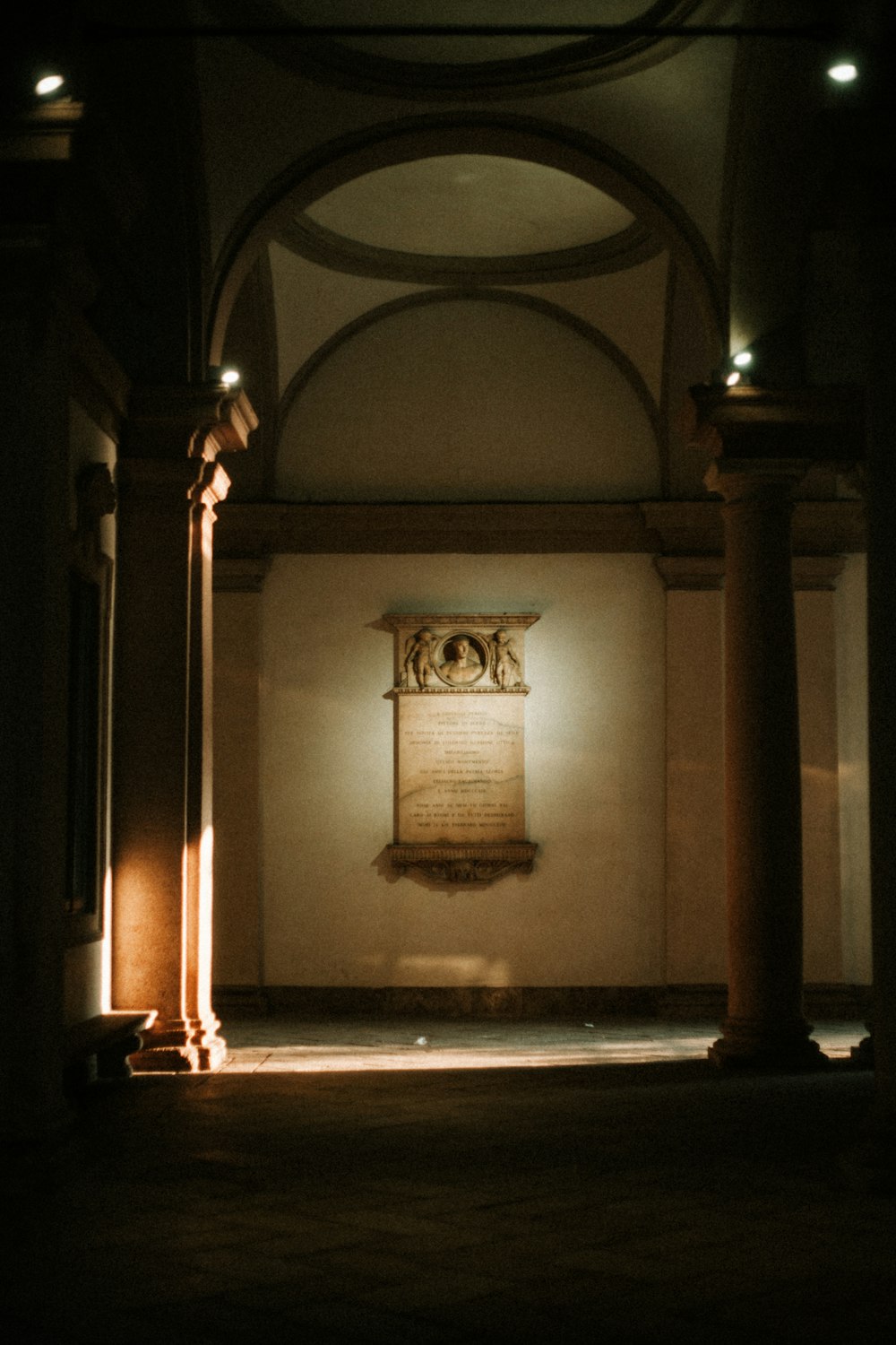 Un gran edificio de piedra con columnas