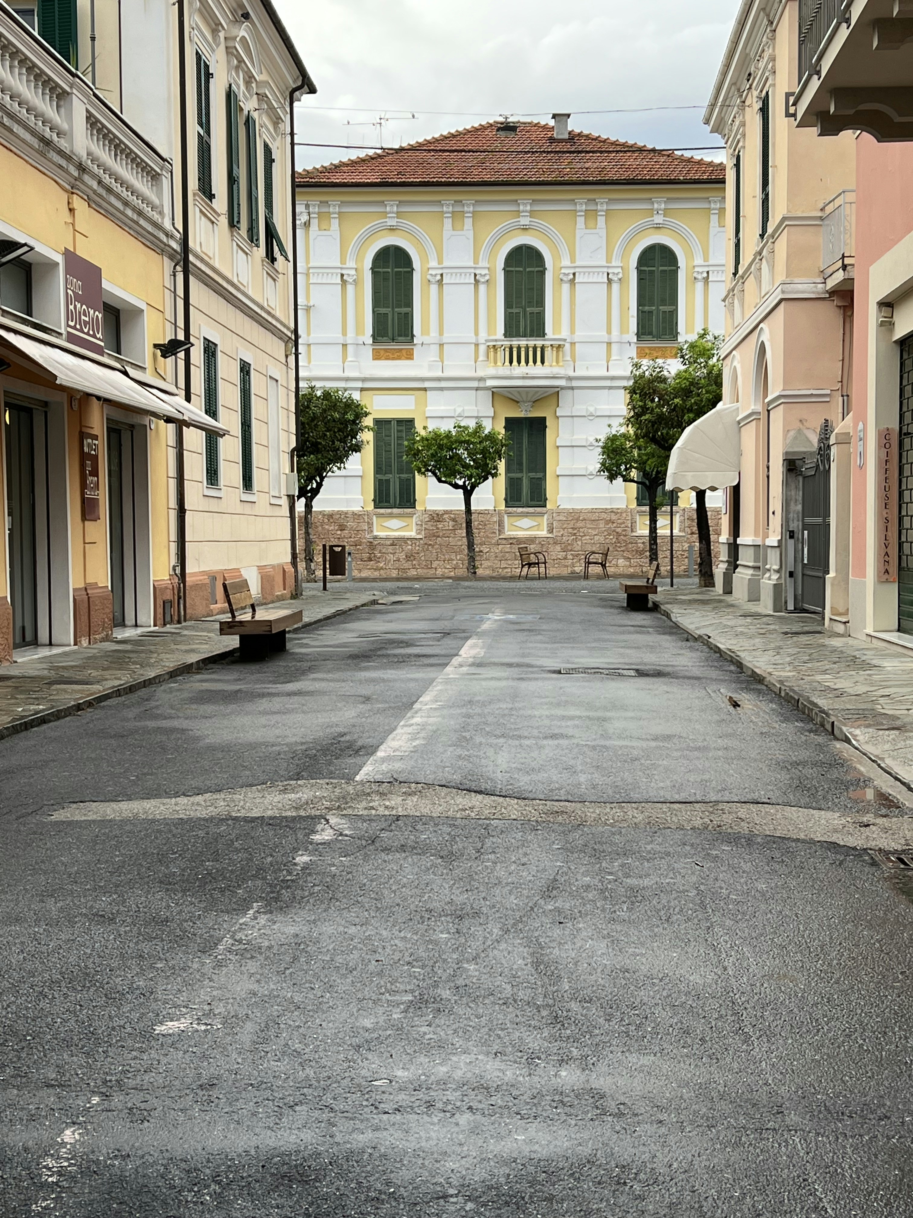 eine Straße mit Gebäuden an der Seite