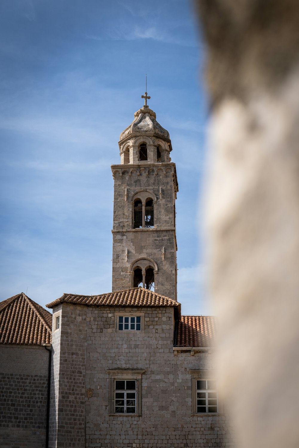 un edificio con una torre