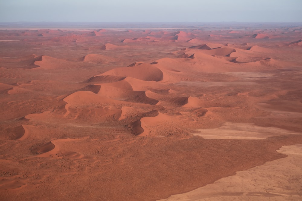 Eine Wüstenlandschaft mit Sand