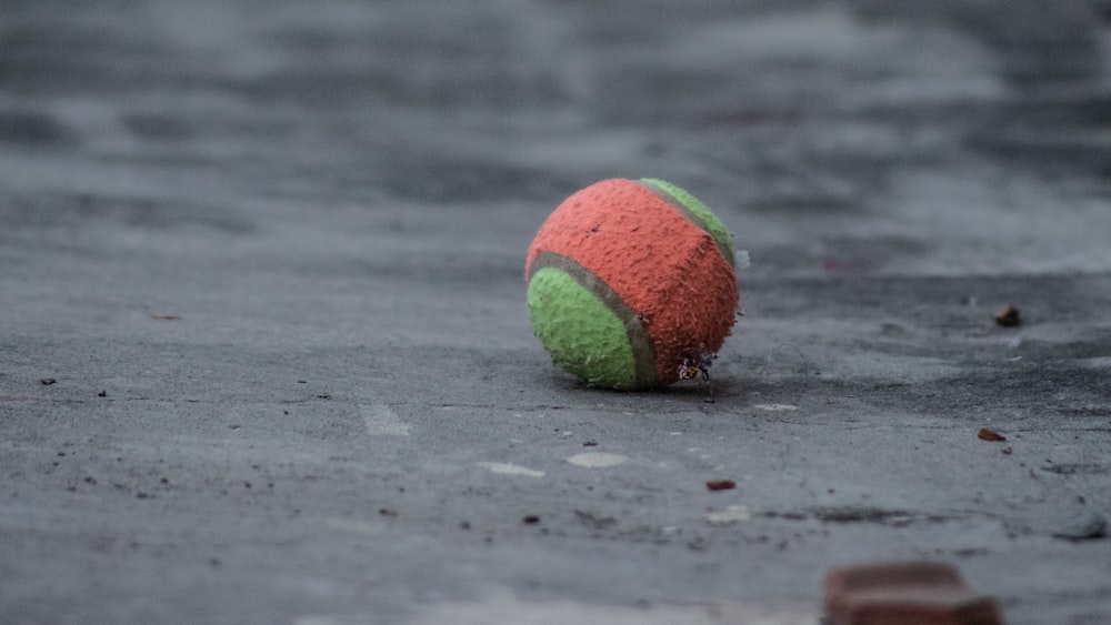 uma bola colorida em uma superfície