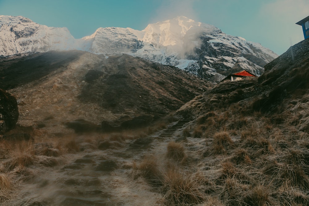 Une maison sur une montagne