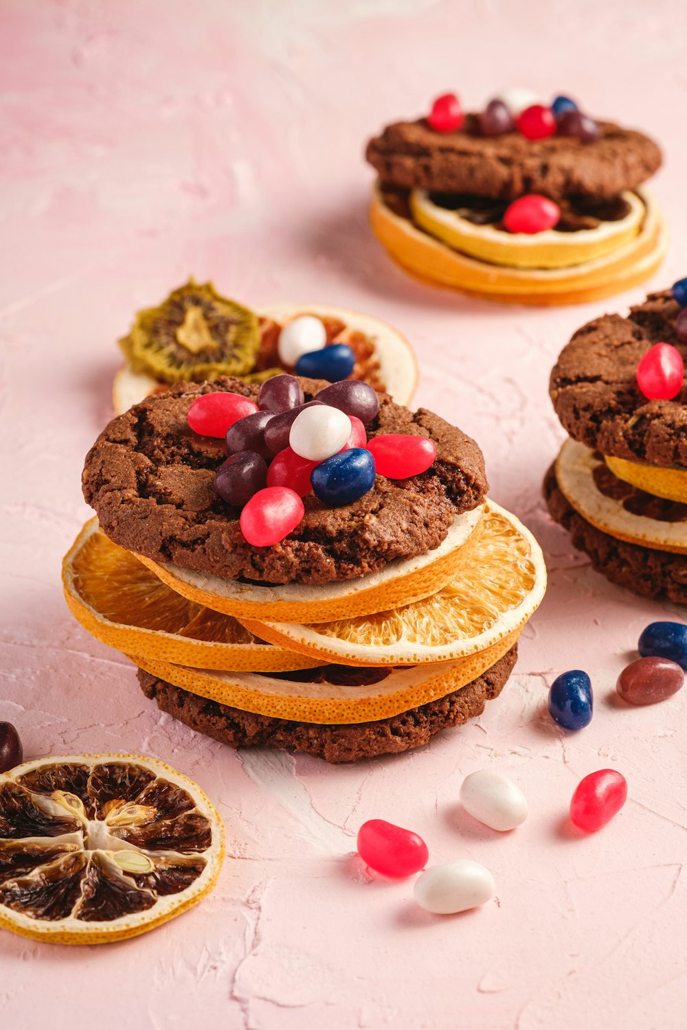 Un grupo de galletas con caramelos encima