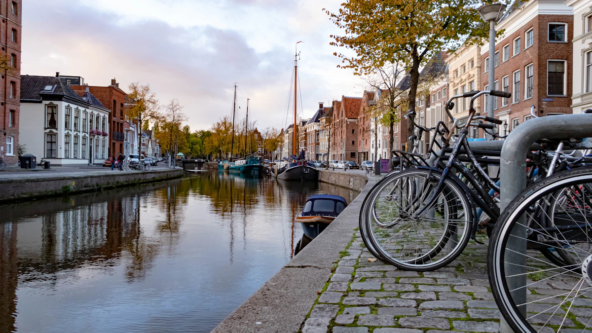 Sepeda di tepi kanal Groningen