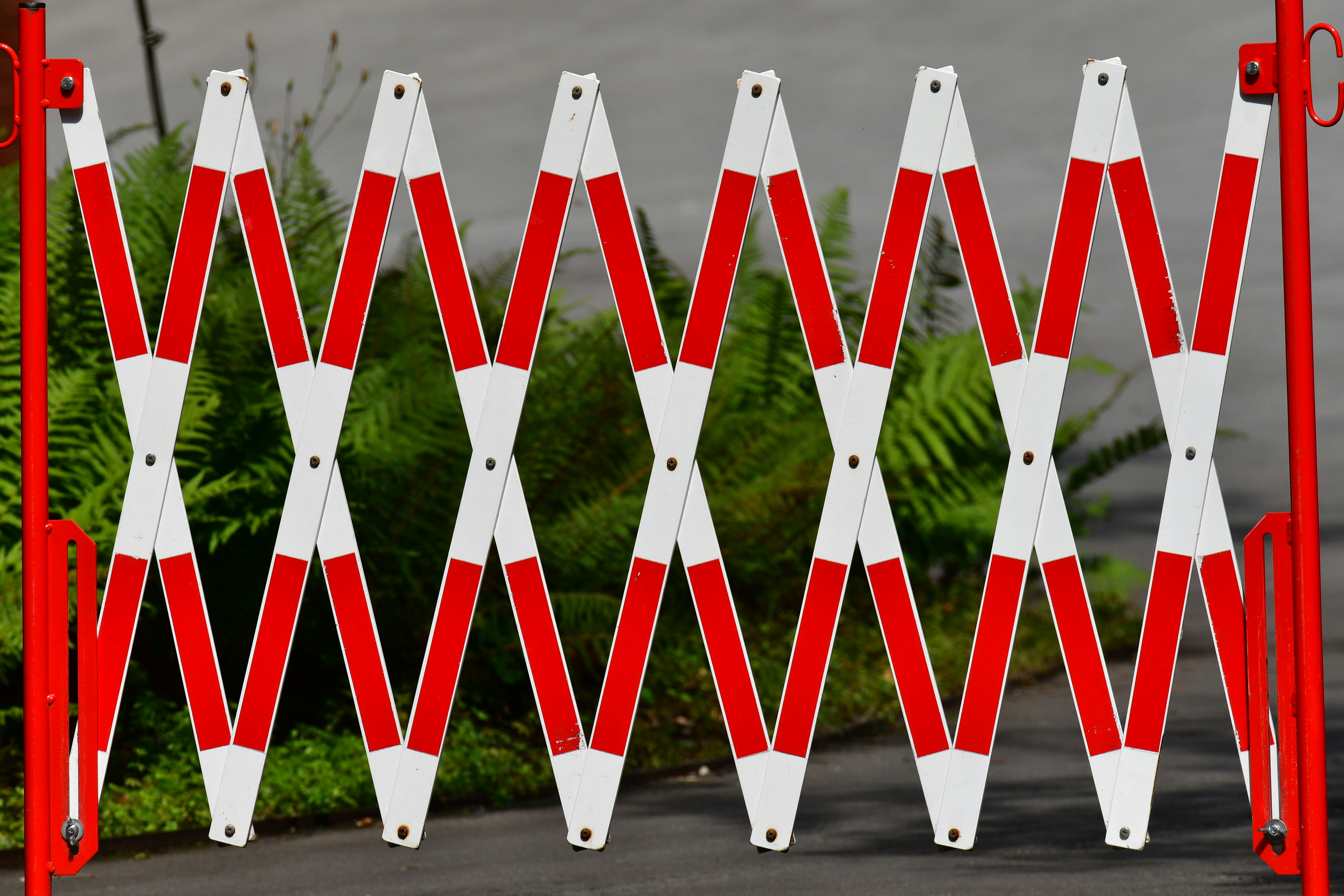 Un grupo de objetos rojos y blancos