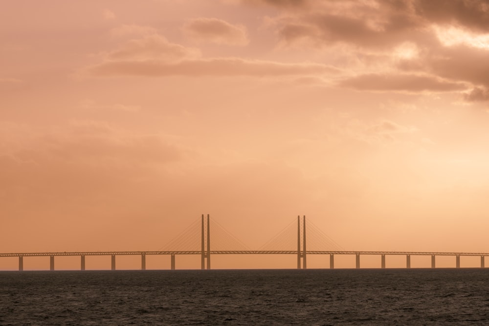 Un pont au-dessus de l’eau