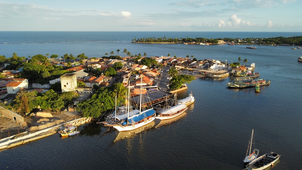 um corpo de água com barcos e edifícios ao longo dele