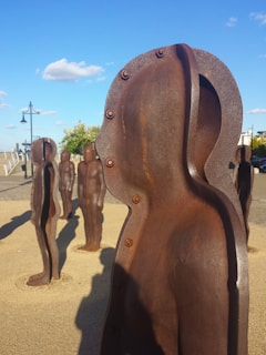 Sculptures métalliques abstraites représentant des silhouettes humaines en acier