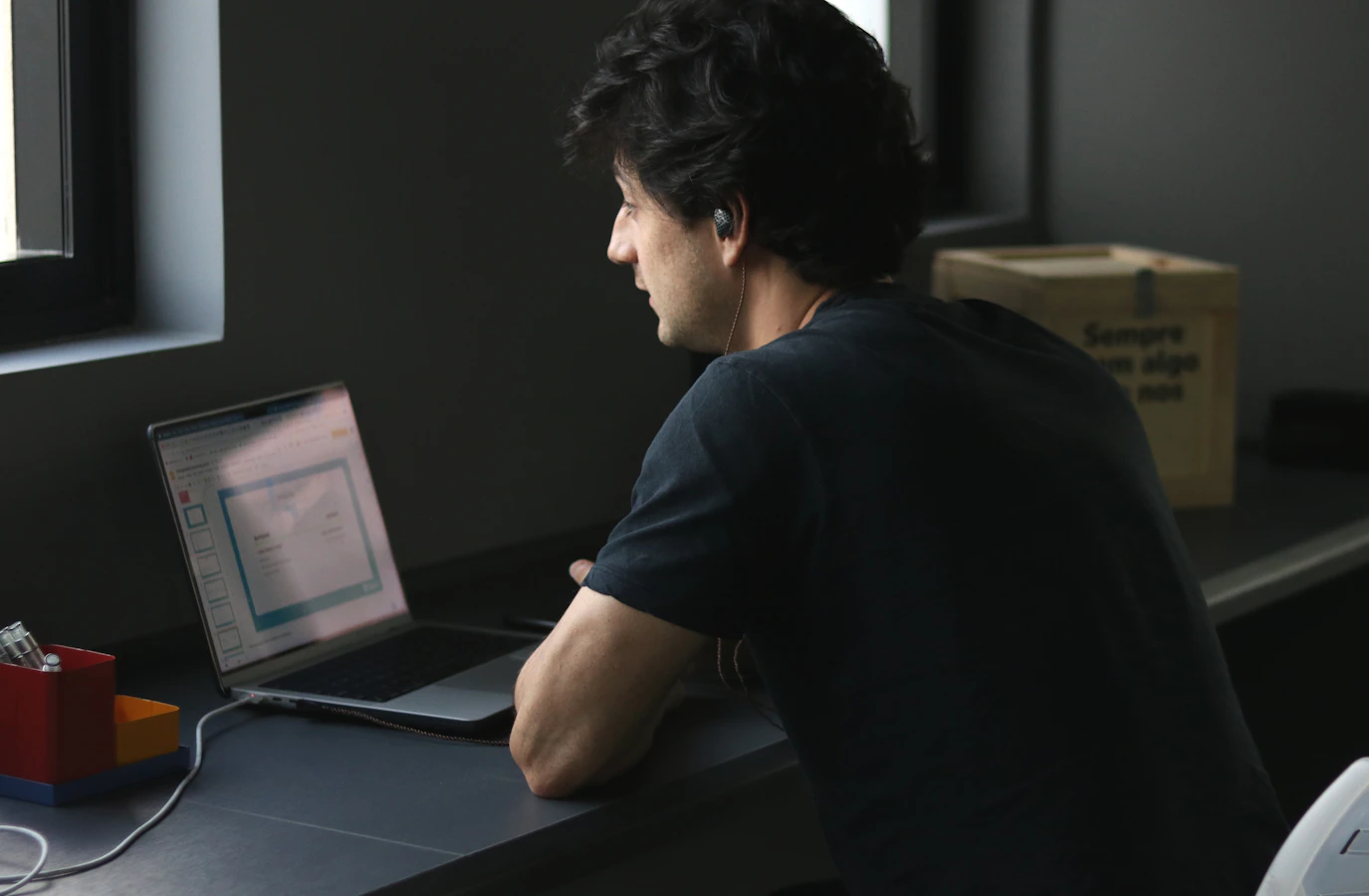 Profissional estudando em home office moderno