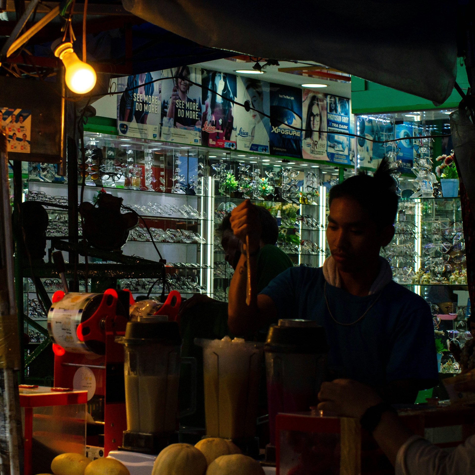 gray computer monitor
