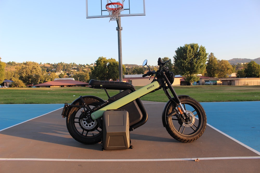 una motocicleta estacionada en una cancha de baloncesto