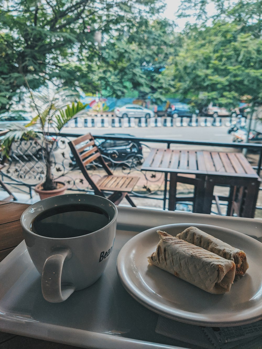 テーブルの上の食べ物のプレートとコーヒーのカップ