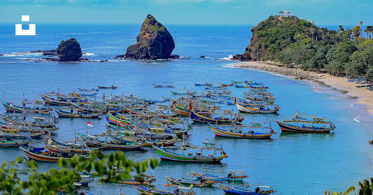 A group of boats on a beach photo – Free East java Image on Unsplash