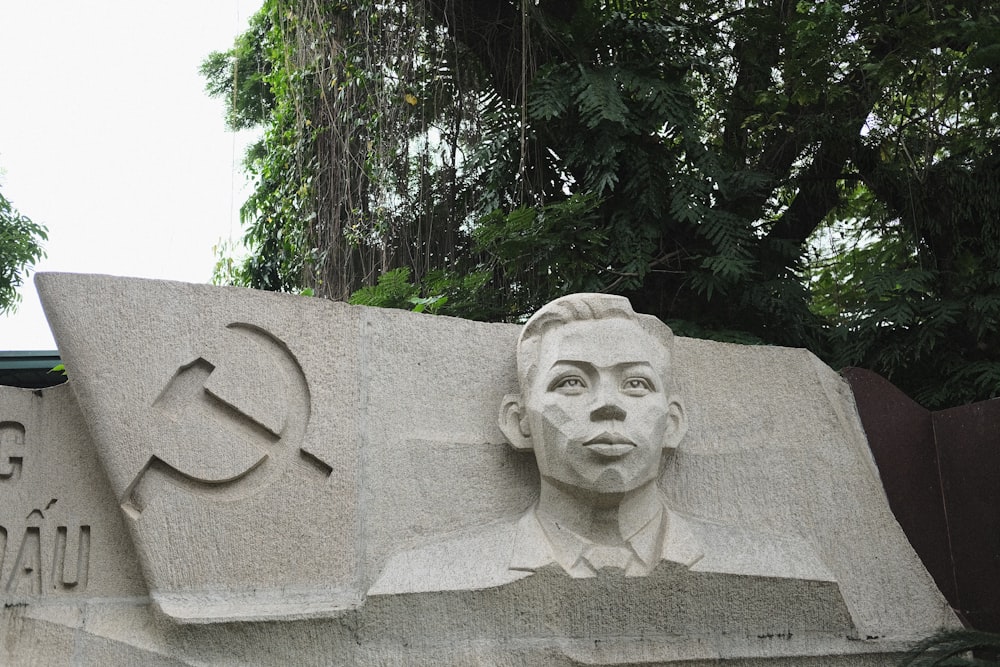 una estatua de una persona