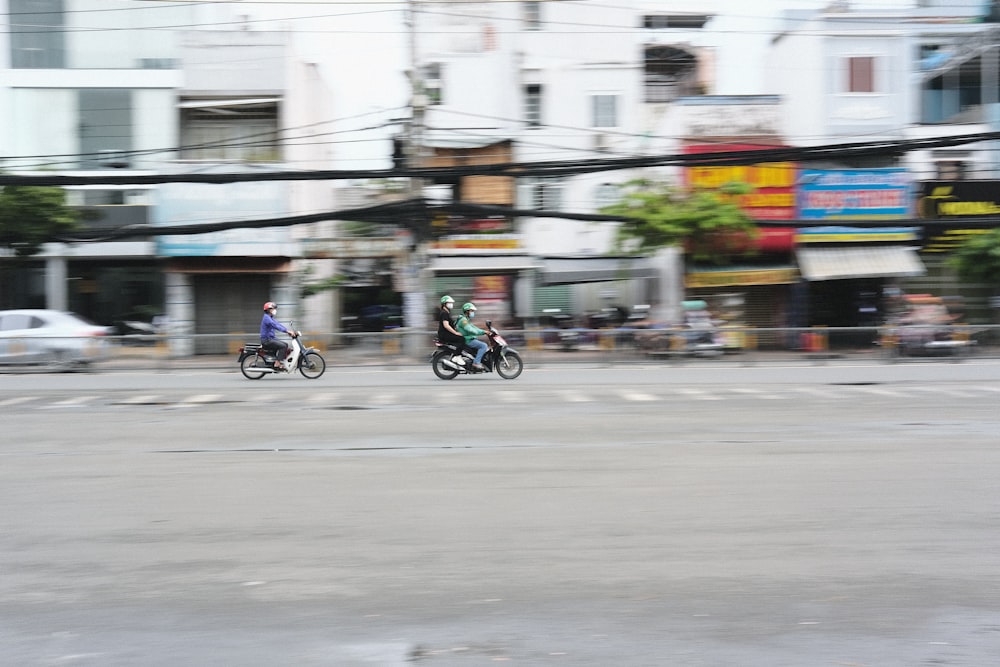 um grupo de pessoas anda de moto por uma rua