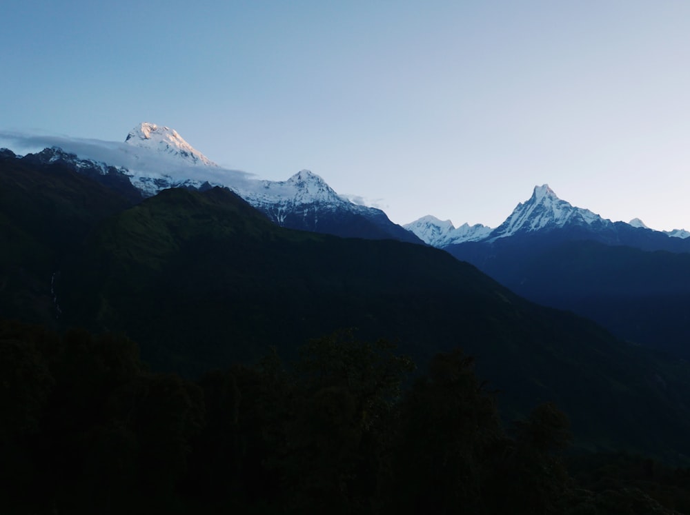 Une chaîne de montagnes enneigée