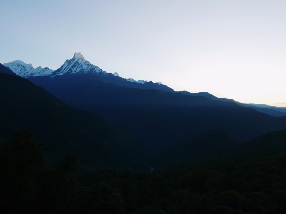 Une montagne avec de la neige dessus