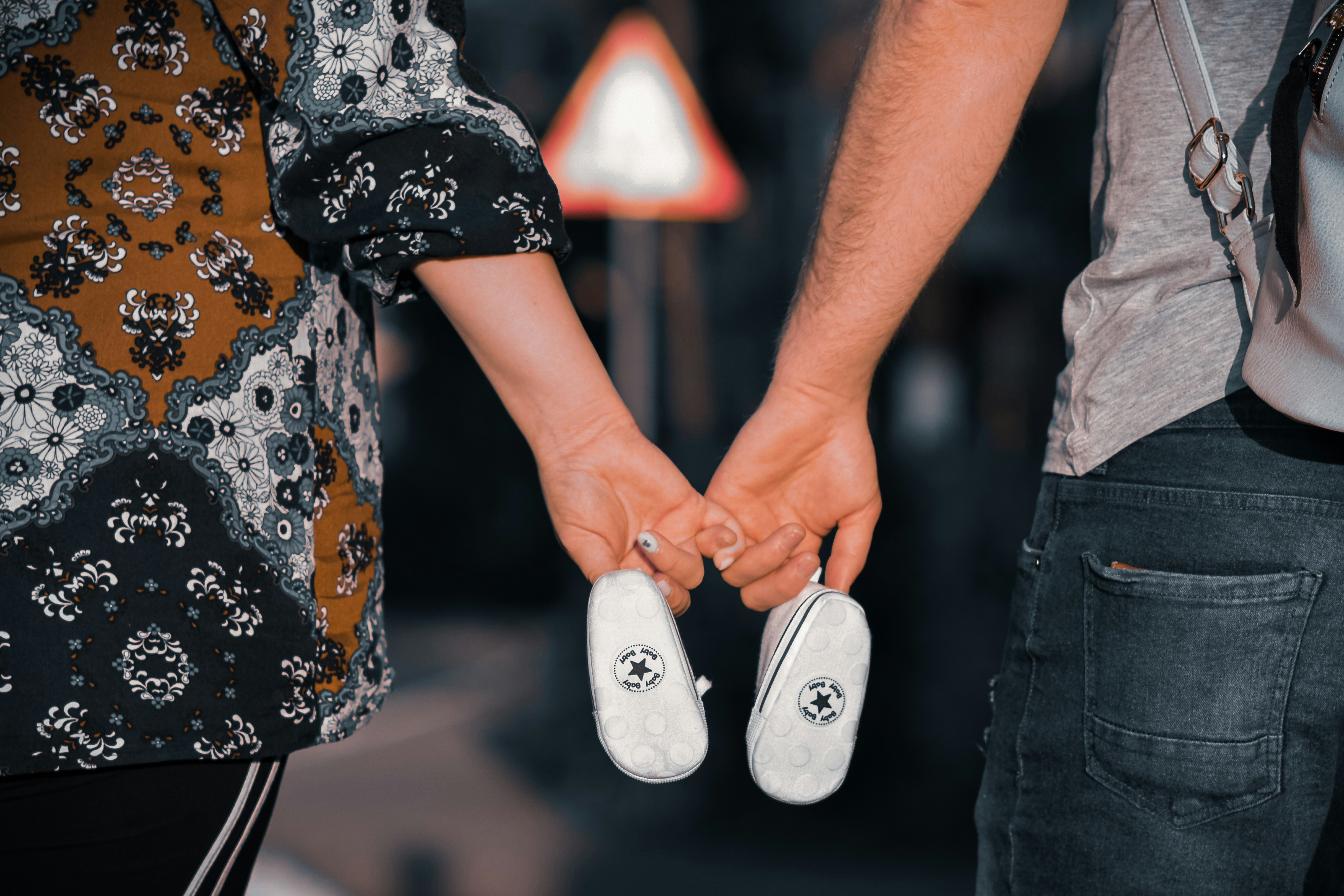 eine Person, die einen Schuh hält