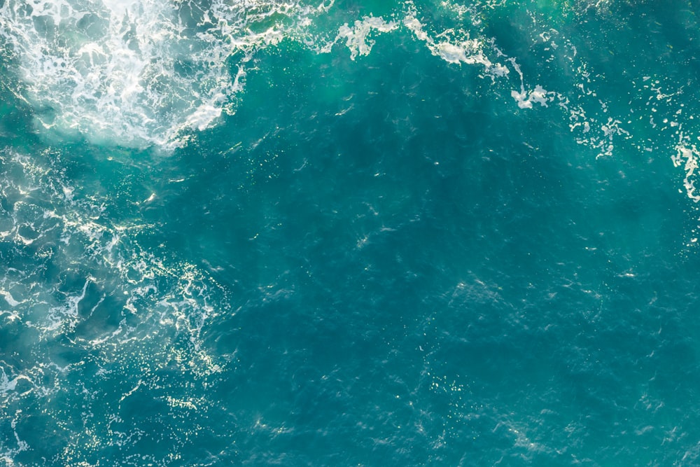 un cuerpo de agua con olas