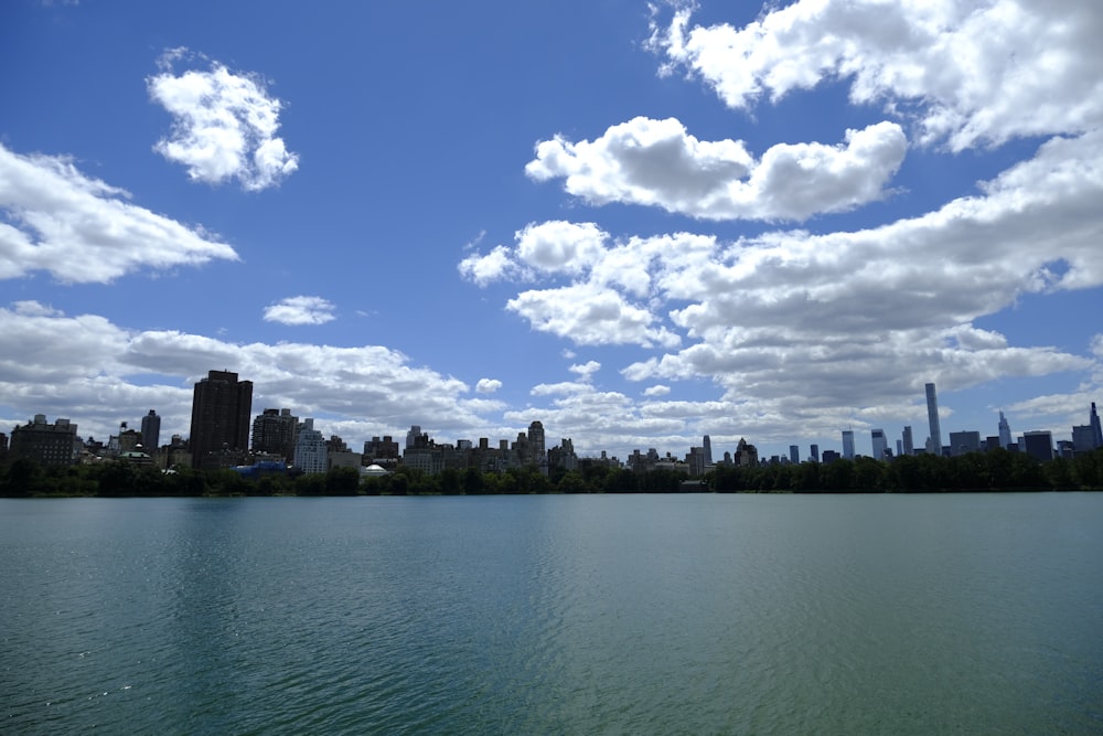 Ein Gewässer mit einer Stadt im Hintergrund