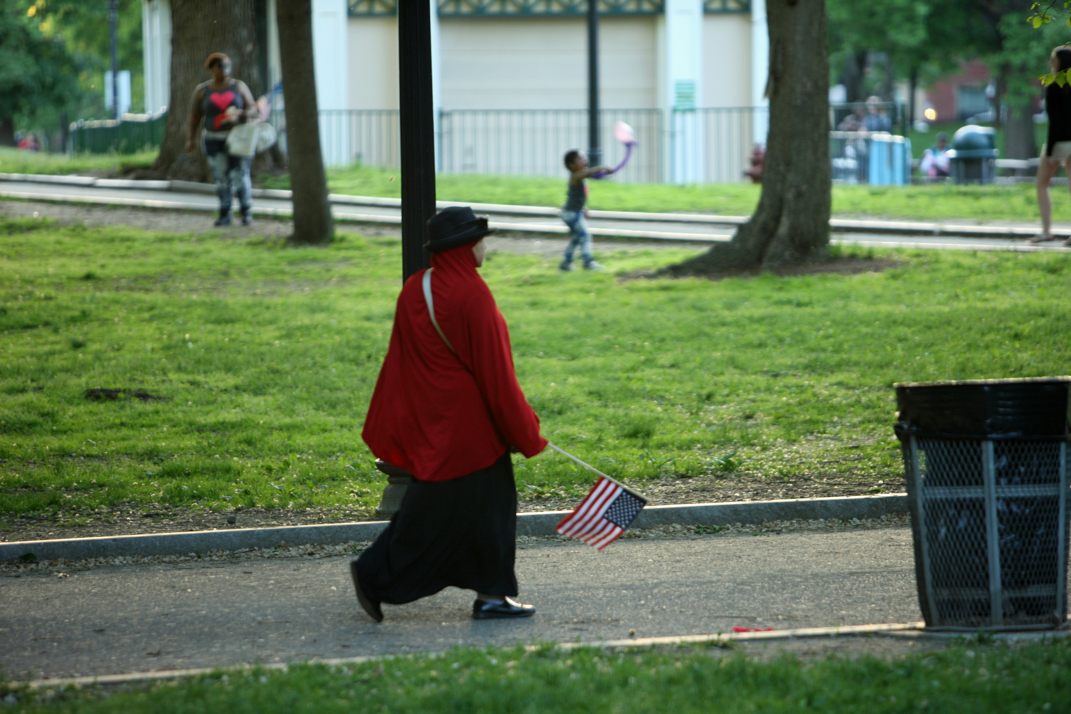 una persona sosteniendo una bandera