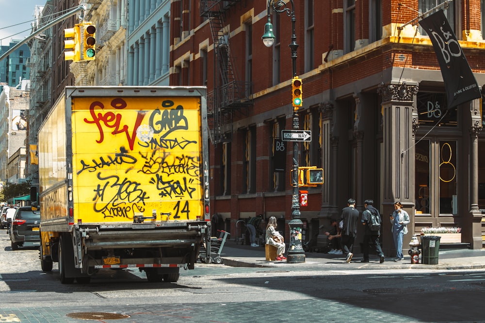 Un camión amarillo en la calle