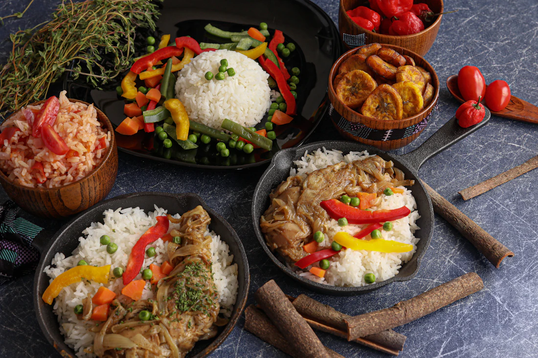 Plats sénégalais servis sur une table