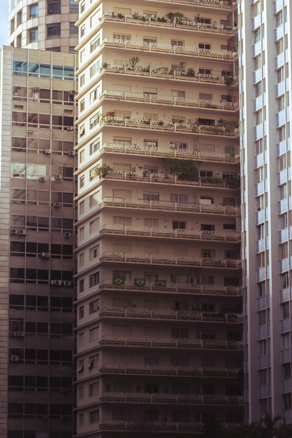 Un grand bâtiment avec de nombreuses fenêtres