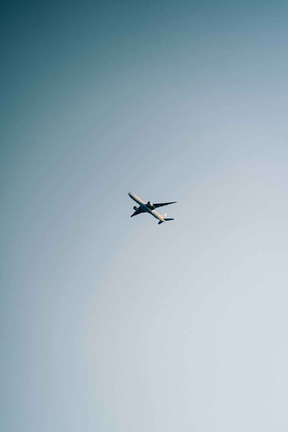 空を飛ぶ飛行機