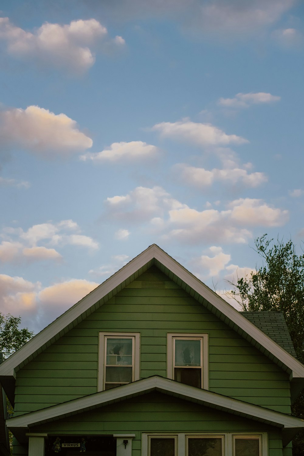 Una casa con un cielo azul