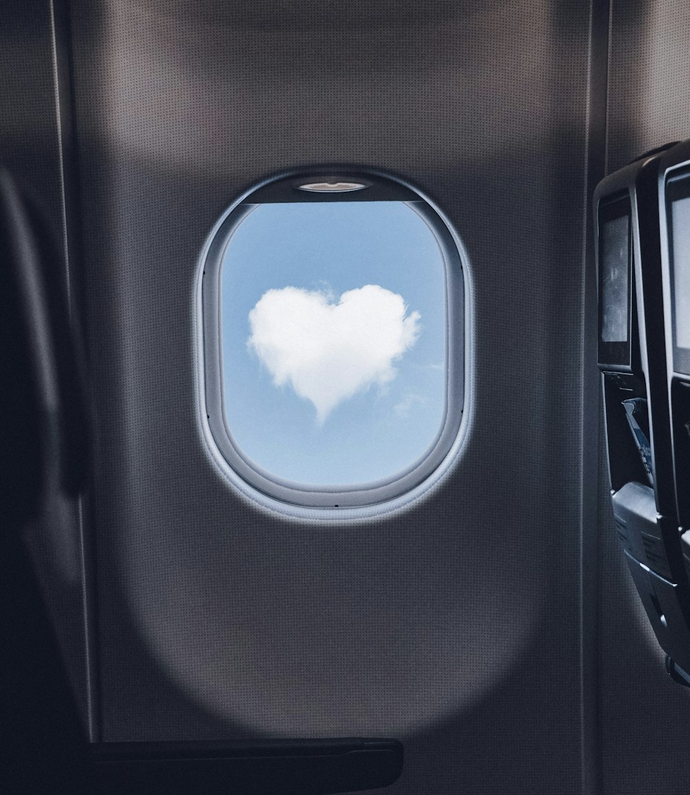 Una vista del cielo a través de la ventana de un avión